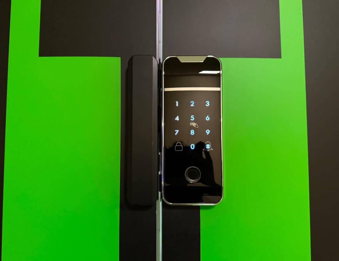 Панель замка снаружи